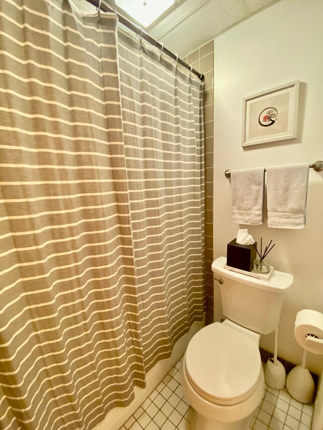 Building Photo - 2011 Viking Dr NW