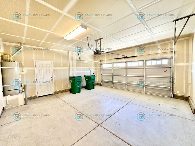 Building Photo - 3 Bedroom 2 Bathroom with Garage covered patio and beautiful yard!