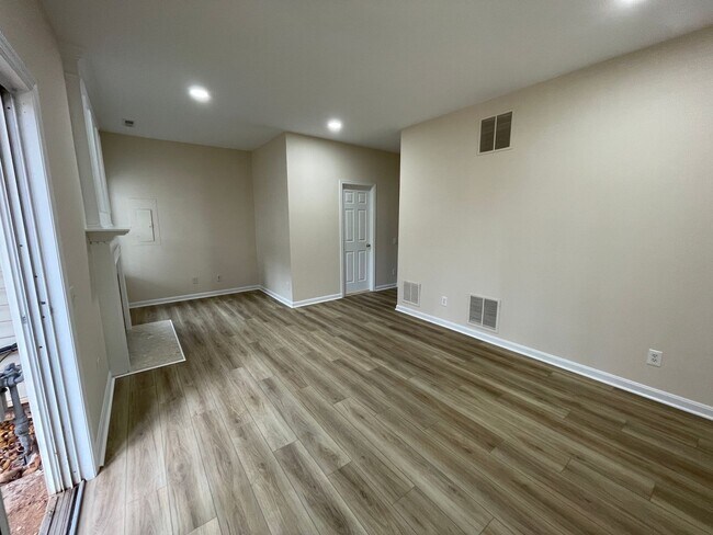 Building Photo - Elegant And Spacious 3 Bed 3.5 Bath Townhome In Vibrant Loudon Parkway Center