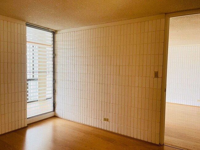 Building Photo - Partly Furnished 3-bedroom, 2-bath condo a...
