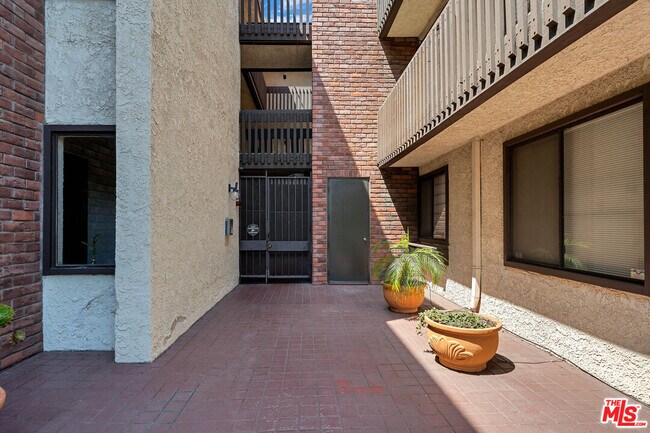 Building Photo - 12124 Goshen Ave