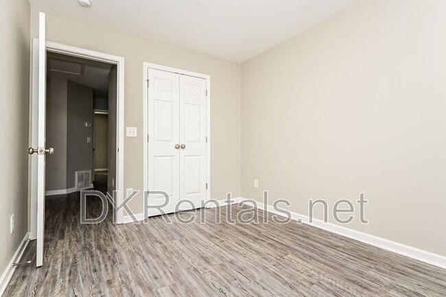 Building Photo - 402 Whippet St