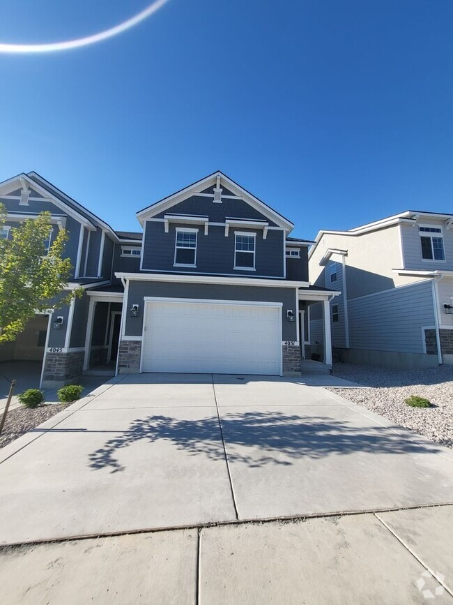 Building Photo - 3 Bedroom Townhome
