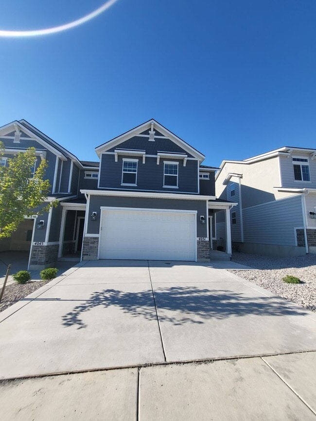 Building Photo - 3 Bedroom Townhome
