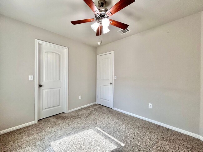 Building Photo - Move-In Ready 4-Bed, 2-Bath Home in Prime Fairhaven Location!