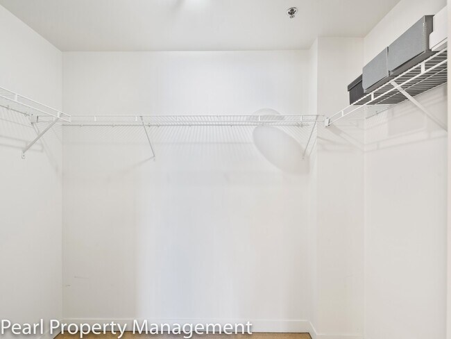 Building Photo - Waterfront Pearl - 1 bed/1.5 bath/den sw corner unit with parking/2 balconies/river view/most uti...