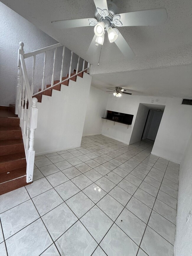 Building Photo - 1305 W 46th St