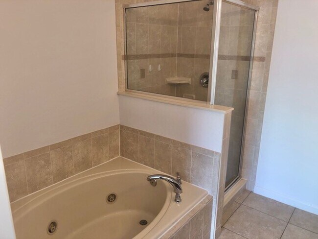 Building Photo - Remodeled Kitchen!! Wonderful Avalon Park-...