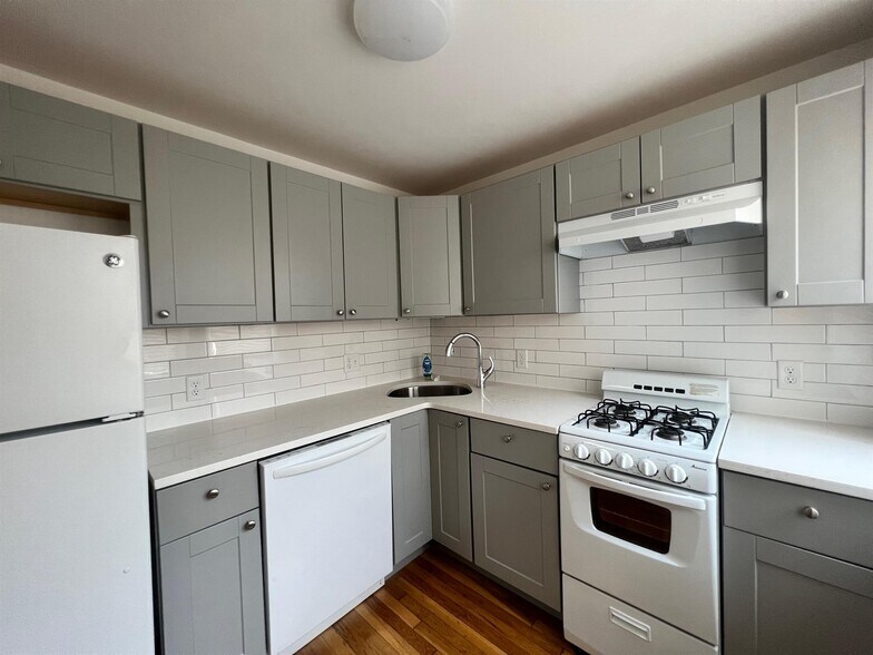 Primary Photo - 32 College Ave