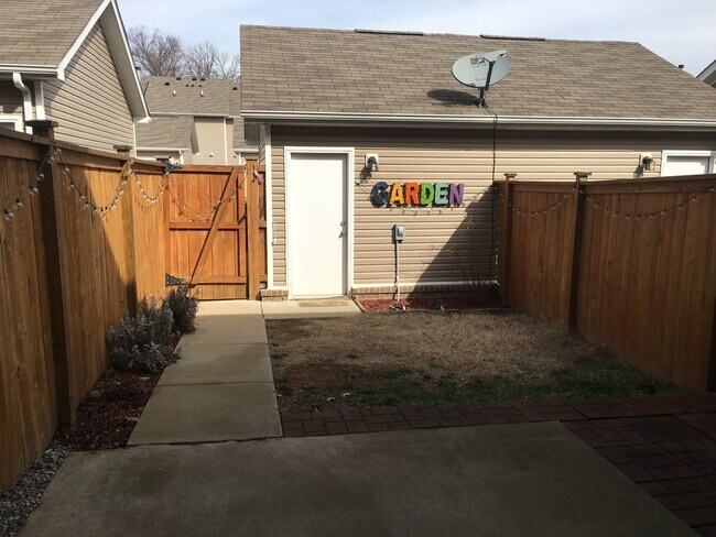 Building Photo - Townhome in Villages of Riverwood, Upgrades include Granite, Hdwd Floors, 1 Car Garage, Community...