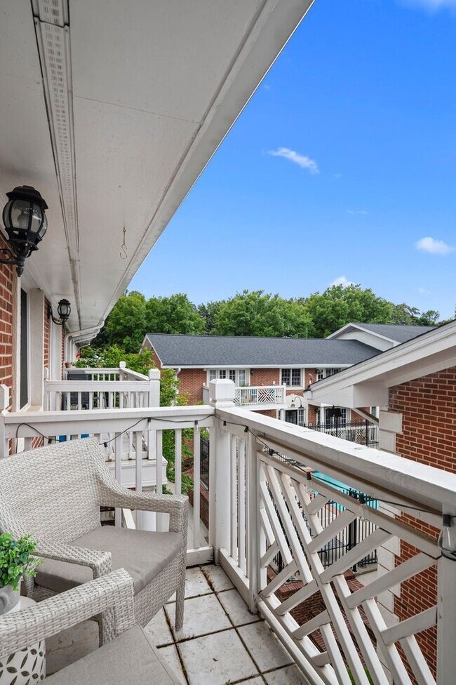 Building Photo - Beautiful 2bd/1ba Condo in VA Highlands w/ Balcony and Pool!!