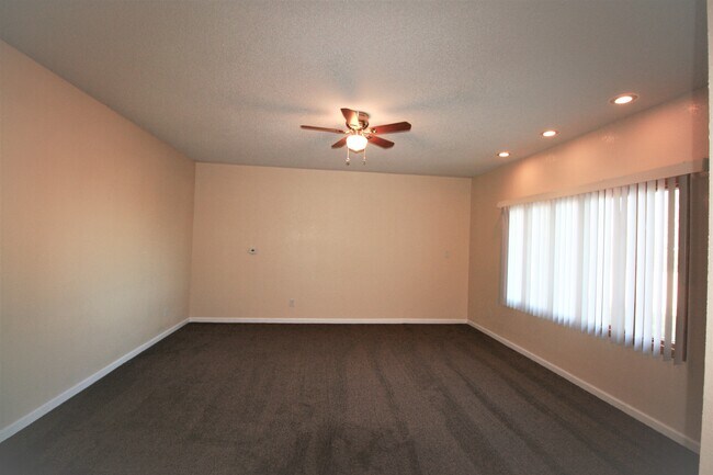 Building Photo - 920 Devils Glen Rd