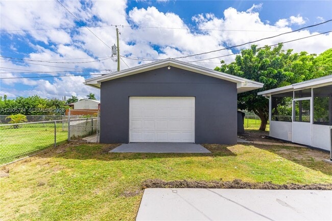 Building Photo - 1430 NE 11th St