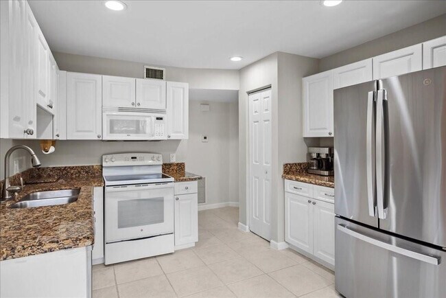 Building Photo - 5670 Coach House Cir