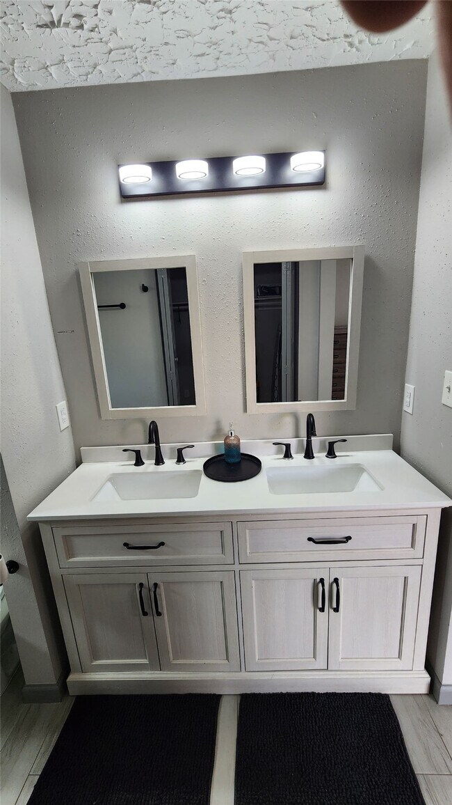 Building Photo - 9735 Stonemont Rd