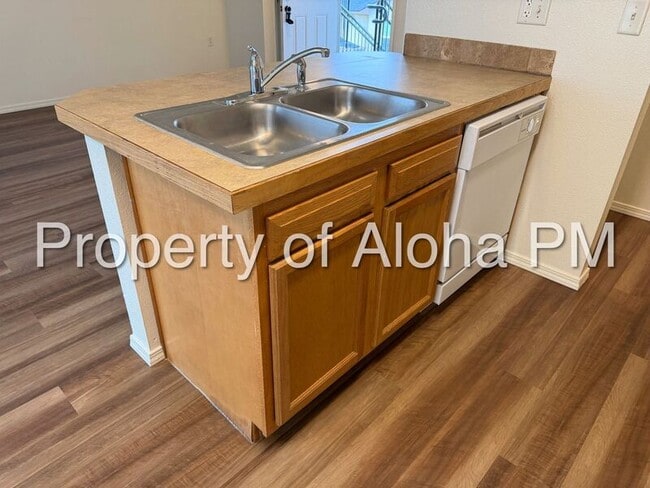 Building Photo - 1053 W Pine Ave