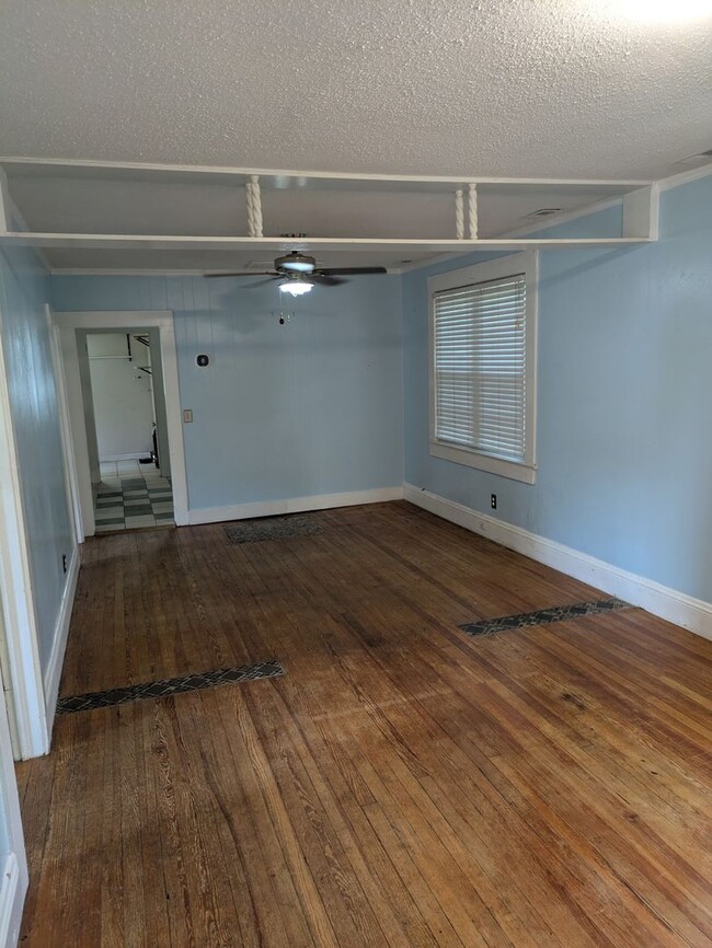 Building Photo - 3bd/1ba Cottage on private street with a s...