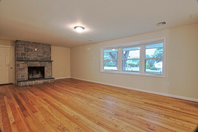 Building Photo - 1490 Chestnut Hill Rd