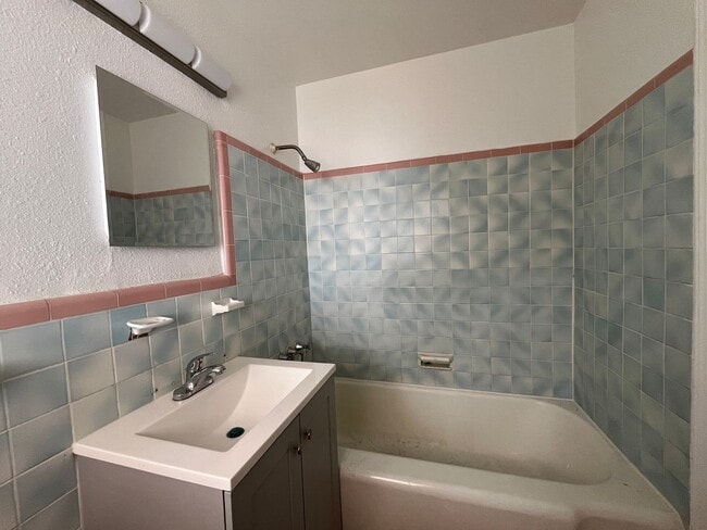 Building Photo - SECOND FLOOR APARTMENT ONE BLOCK FROM OCEAN DRIVE