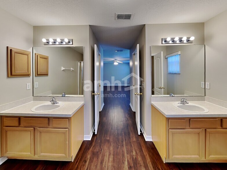 Building Photo - 1913 Southern Oak Loop