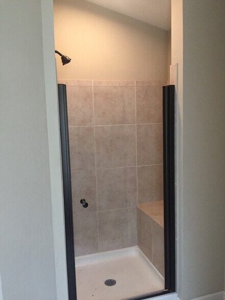 Walk in Shower - 4980 Tippecanoe Rd