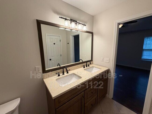 Building Photo - 2121 Ballingarry Dr