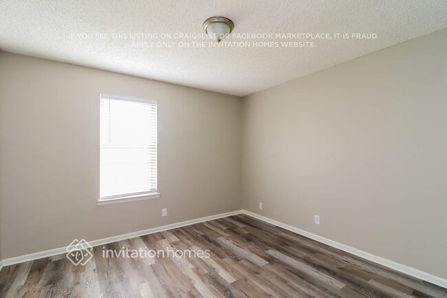 Building Photo - 549 NW Chisholm St