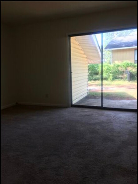 Building Photo - 615 Emerald Dr