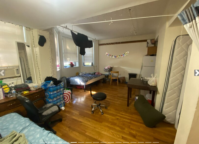 Building Photo - 368 Riverway