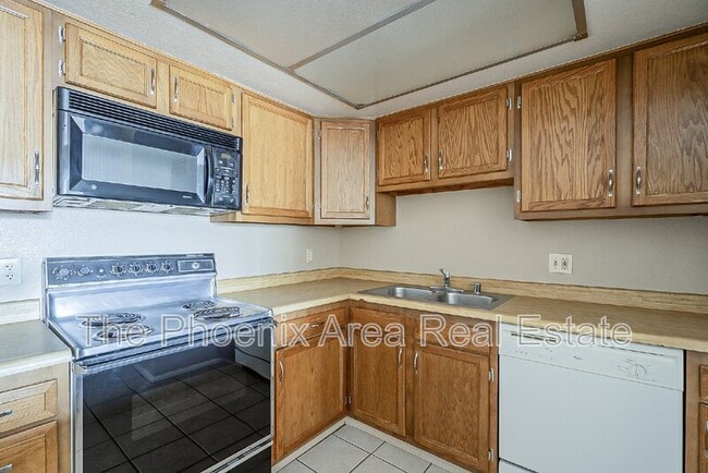 Building Photo - 850 S River Dr