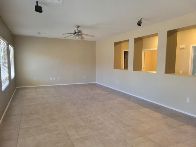 Building Photo - Beautiful 4 bed home with Den and Loft