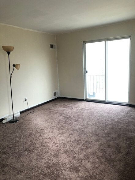 Building Photo - 611 Country Ln