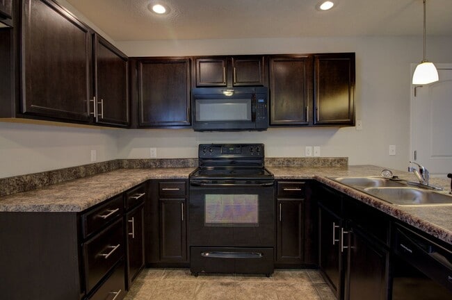 Building Photo - 3 Bedroom 2 Bathroom Home