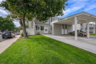 Building Photo - Spacious End Unit in Thornton