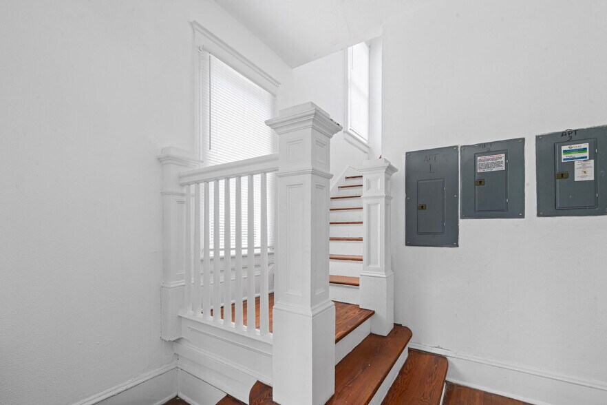 Building Photo - 2253 Herschel St