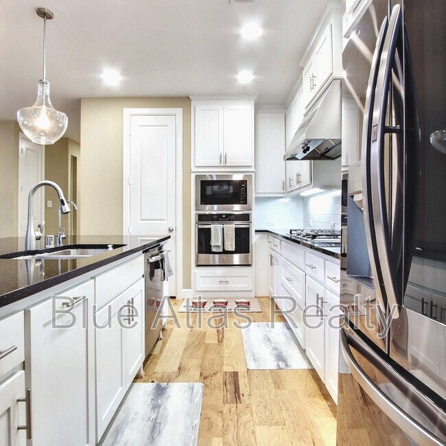 Building Photo - 4983 Stornoway Dr