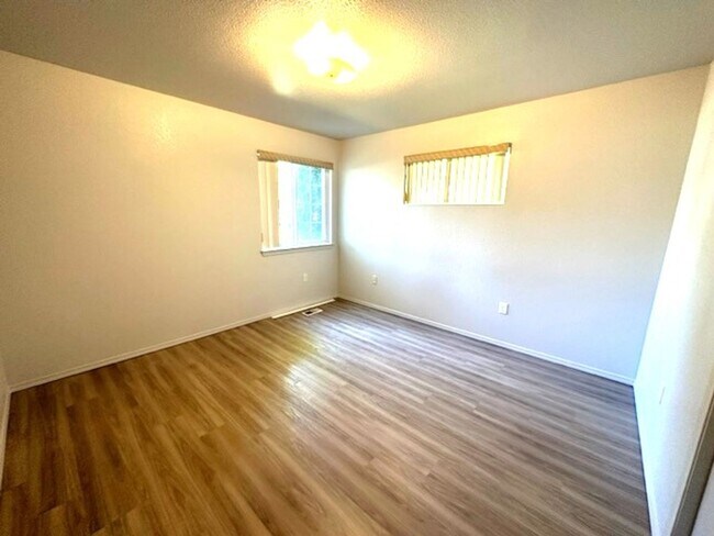 Building Photo - Bright and Beautiful upstairs apartment!