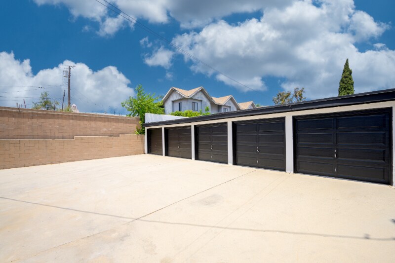 Building Photo - 623 E Chevy Chase Dr