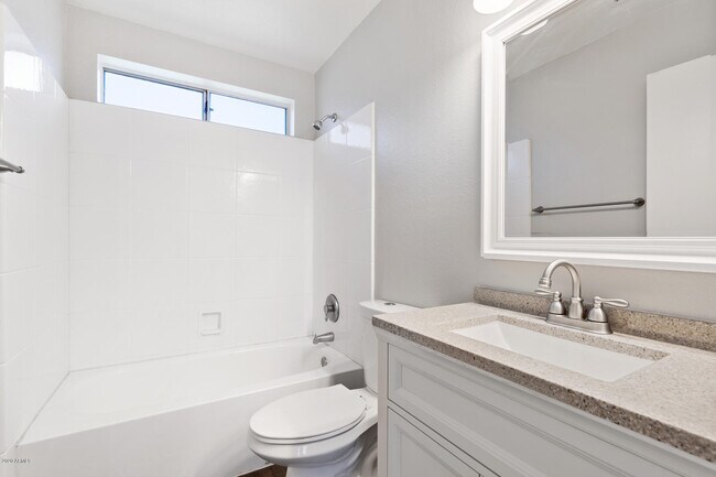 Building Photo - 1120 N Val Vista Dr