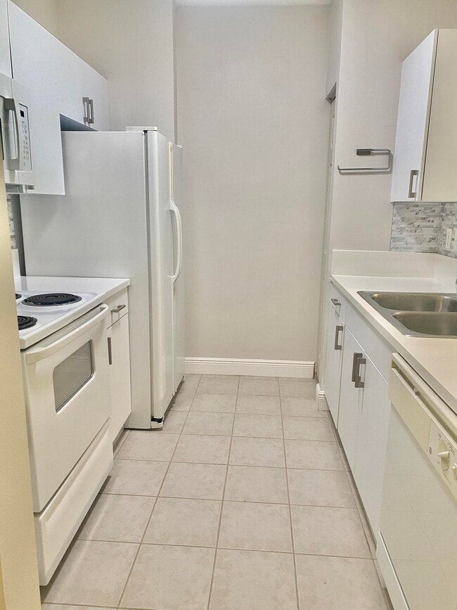 Building Photo - 630 S Sapodilla Ave