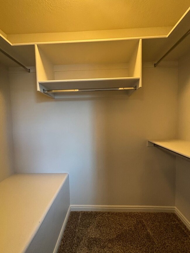 Building Photo - 3 bed 2.5 bath townhome