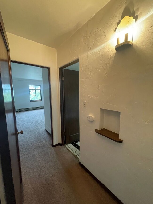 Building Photo - Two Bed One Bath with View