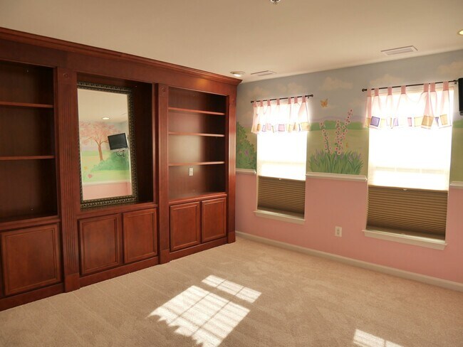 Building Photo - Gorgeous Former Model 4 Bed 2.5 Bath Townh...