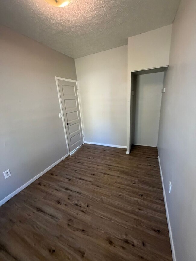 Building Photo - 2200 W 103rd St