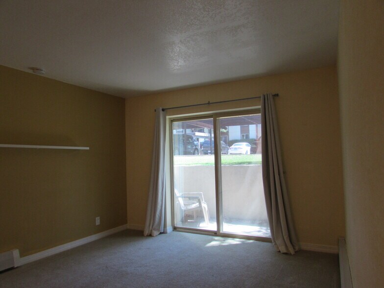 Building Photo - 3150 Lakeside Dr