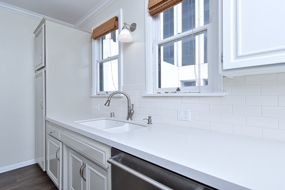 Building Photo - 724 S Genesee Ave