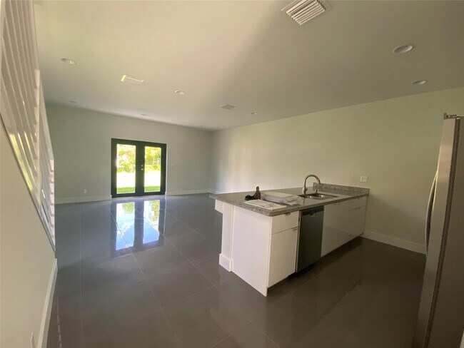 Building Photo - 5613-5615 Polk St