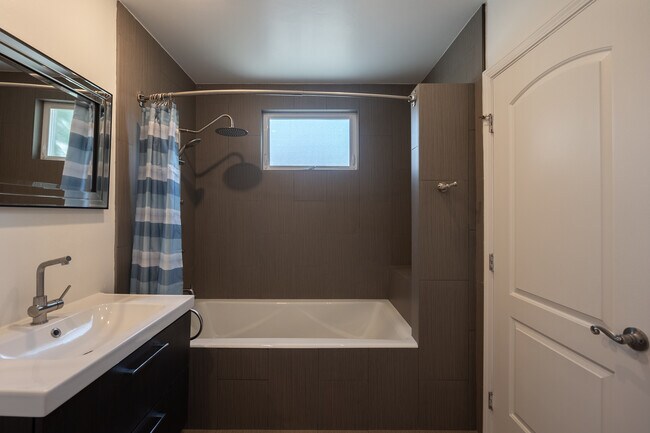 Building Photo - 10930 Oro Vista Ave