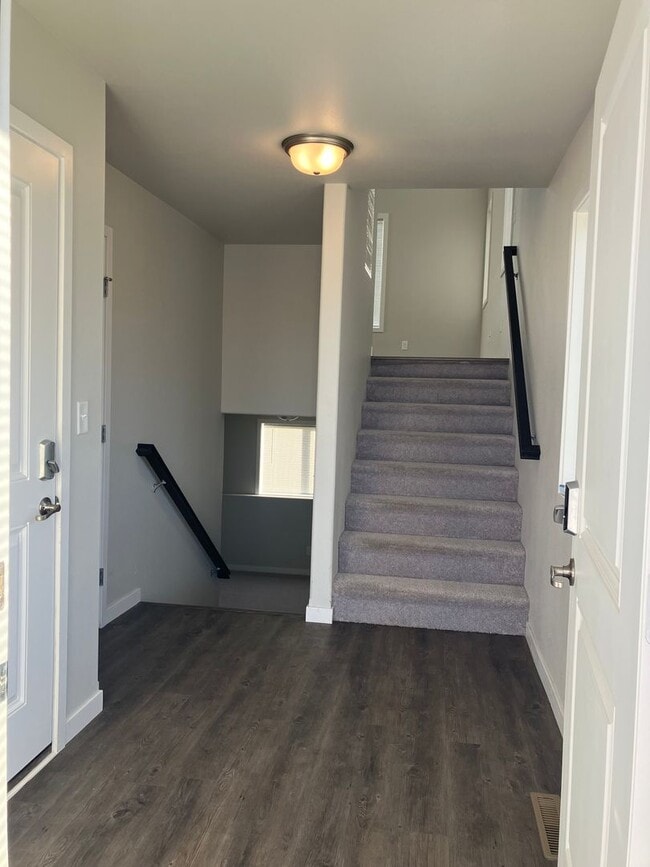 Building Photo - 3 Bed 3 Bath Twin Home