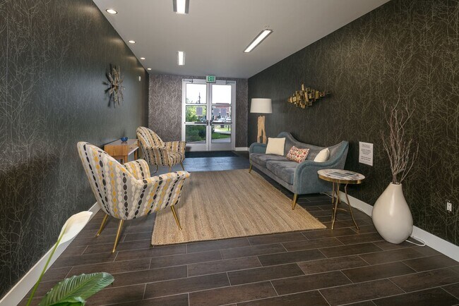 Building Photo - Updated One Bedroom Condo at The Peloton. ...
